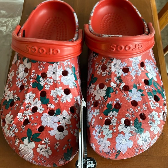 Crocs - size 8 spicy orange baya floral print - Picture 1 of 5